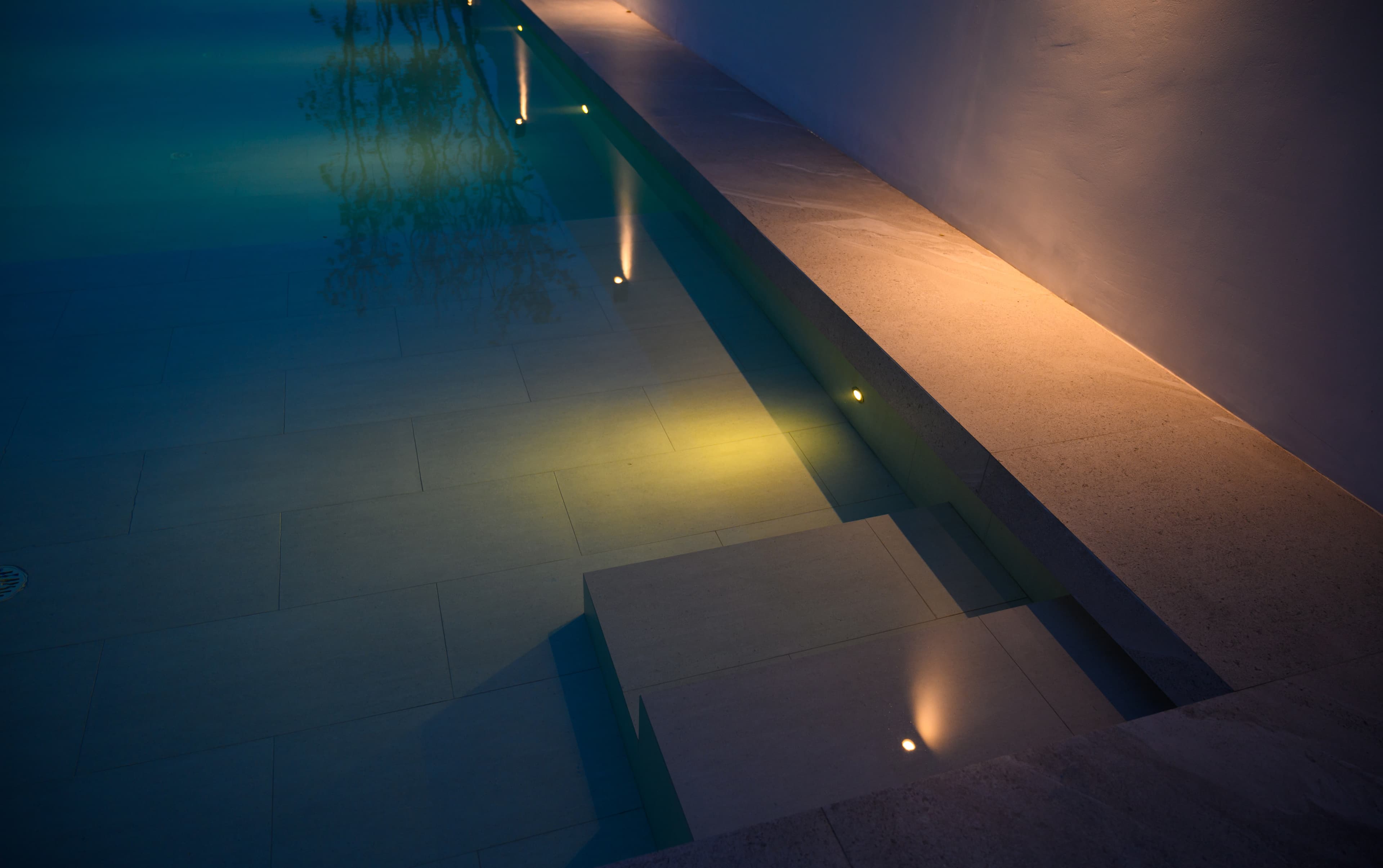 Quel éclairage design pour votre piscine la nuit ?